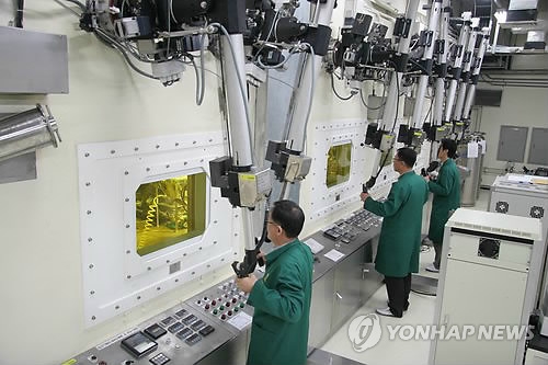 2015년 4월 22일 한국원자력연구원에 설치된 파이로 프로세싱 설비를 연구원들이 로봇팔을 이용해 조작하는 모습. [한국원자력연구원 제공=연합뉴스]