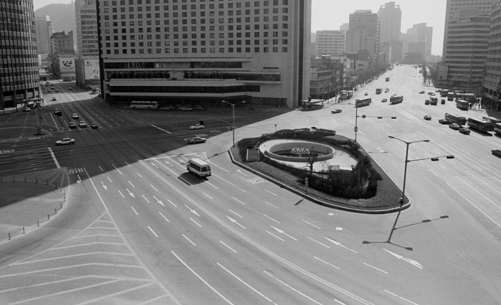 텅 빈 서울 시청 앞 (1990년) [연합뉴스 자료사진]