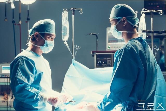 살의를 품은 천재의사의 이야기…고경표·조재현의 '크로스' - 1