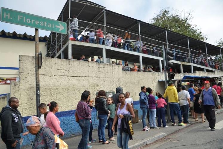 황열병 백신 접종을 위해 보건소 앞에 줄을 선 상파울루 주민들 [국영 뉴스통신 아젠시아 브라질]