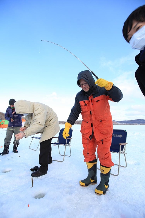 홋카이도 아바시리 호수에서 빙어낚시하는 사람들(성연재 기자)