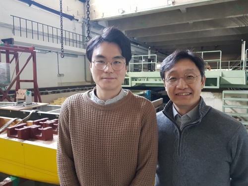 이신형 교수와 유성근씨