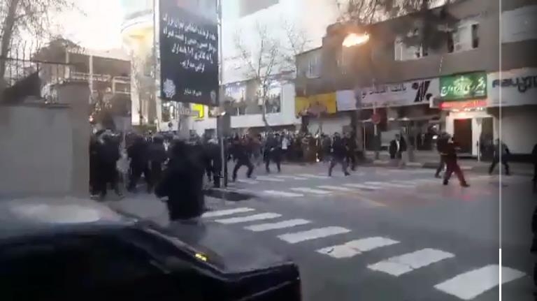테헤란 시내에서 충돌하는 경찰-수피교도[트위터]