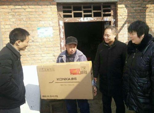 중국 빈민층 30만가구에 TV 배급［안후이 린취안망 캡처］