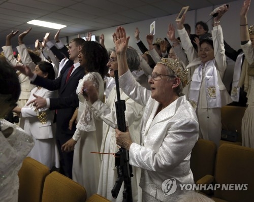 자동소총 들고 결혼예배하는 미국 교회