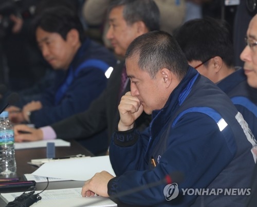 굳은 표정의 GM 노동자
