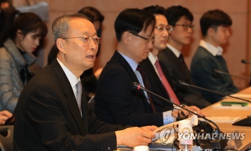 철강 관세 부과 긴급 민관대책회의(서울=연합뉴스) 서명곤 기자 = 9일 오전 서울 강남구 코엑스에서 열린 미국 무역확장법 232조 민관 대책회의에서 백운규 산업통상자원부 장관이 발언을 하고 있다. 2018.3.9 seephoto@yna.co.kr