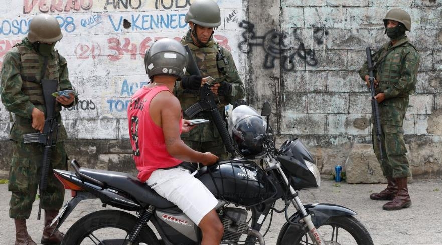 군인들이 리우 시내에서 검문검색을 하고 있다. [국영 뉴스통신 아젠시아 브라질]