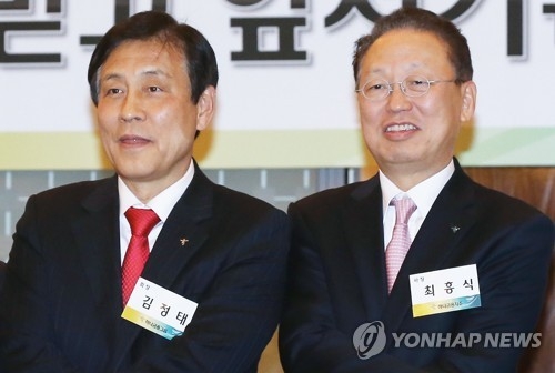 2014년 3월 열린 하나금융그룹 비전 발표 기자간담회에 참석한 김정태 하나금융그룹 회장(왼쪽)과 당시 하나금융지주 사장을 맡았던 최흥식 금융감독원장.