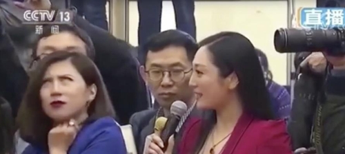 동료 기자의 질문에 눈을 흘기는 중국 여기자의 모습