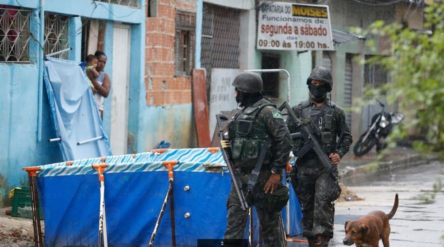 리우 시에 투입된 군인들이 빈민가 일대에서 순찰활동을 하고 있다. [국영 뉴스통신 아젠시아 브라질]
