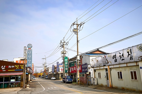 젓갈상회가 즐비한 강경읍내 거리 풍경