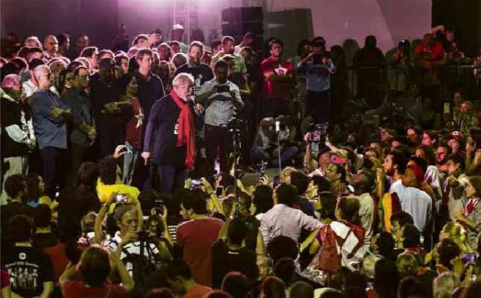 지난해 11월 남동부 리우데자네이루 주를 방문한 룰라 전 대통령이 지지자들 앞에서 연설하고 있다. [브라질 일간지 폴랴 지 상파울루]