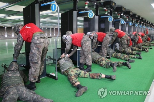 개인화기 사격하는 예비군(남양주=연합뉴스) 이희열 기자 = 예비군의 날 50주년을 맞아 31일 56사단 금곡 예비군훈련대에서 실시한 '최정예 예비군 탑-팀' 경연대회에서 참가 예비군들이 개인화기 사격을 하고 있다.