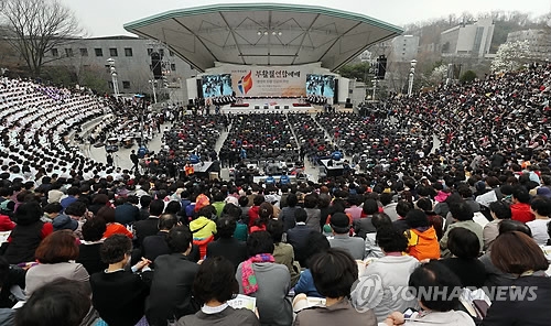 부활절 연합예배(서울=연합뉴스) 하사헌 기자 = 개신교 약 70개 교단이 참여하는 '2018 한국교회 부활절 연합예배'가 1일 오후 서울시 서대문구 연세대 노천극장에서 열리고 있다. 2018.4.1toadboy@yna.co.kr