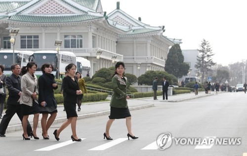 옥류관 앞 평양 시민들