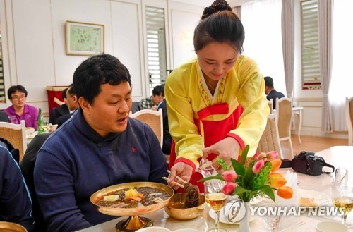 평양 옥류관의 봉사원