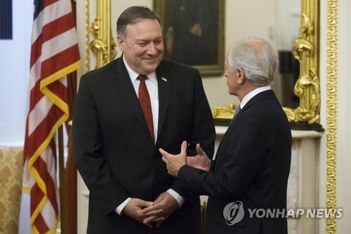 상원 외교위원장 만나는 폼페이오