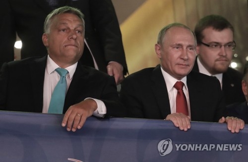 지난해 8월 세계유도선수권 대회 참관하는 블라디미르 푸틴 러시아 대통령(오른쪽)과 오르반 빅토르 헝가리 총리 [AP=연합뉴스]