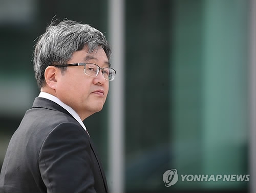 MB 접견 마친 강훈 변호사(서울=연합뉴스) 임헌정 기자 = 이명박 전 대통령의 변호인 강훈 변호사가 30일 오후 수감 중인 이 전 대통령을 접견한 뒤 서울동부구치소를 나서고 있다. 2018.3.30kane@yna.co.kr(끝)
