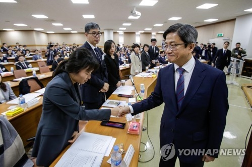 법관들과 악수하는 김명수 대법원장