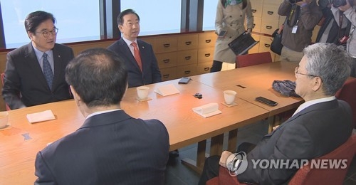여야 '일식-중식 두 끼 한솥밥 먹었지만…' 개헌·방송법 쳇바퀴 - 2