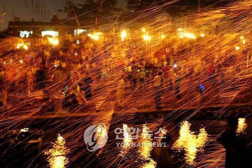 창원은 진달래·불꽃낙화로 '봄의 절정' 맞는다 - 2