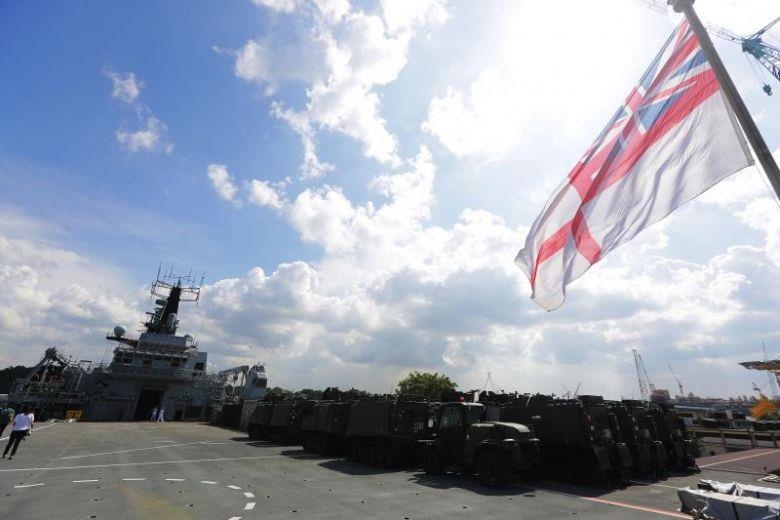 싱가포르에 들어온 영국 해군의 HMS알비온[사진출처 더 스트레이츠타임스 홈페이]