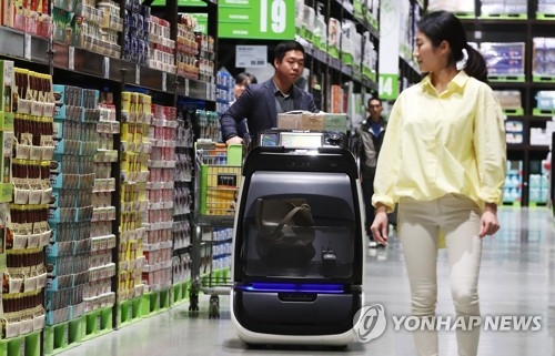 (하남=연합뉴스) 홍기원 기자 = 17일 오전 경기도 하남시 이마트 트레이더스 하남점에서 관계자들이 자율주행 콘셉트 스마트 카트 '일라이'시연을 하고 있다. 이마트가 20일까지 트레이더스 하남점에서 시범 운영하는 '일라이'는 단순히 고객을 따라다니는 수준을 넘어 안내, 결제, 자동 복귀 기능까지 탑재했다. 2018.4.17