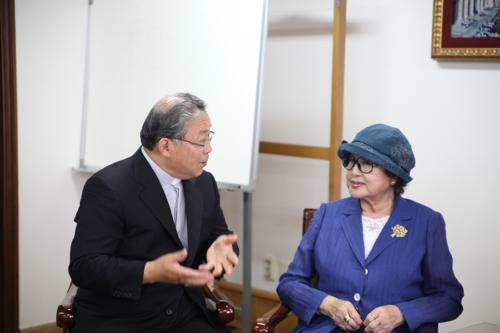 염수정 추기경(왼쪽)과 故 최은희(오른쪽)