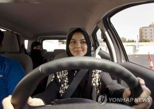 운전 교습받는 사우디 여성[AP=연합뉴스 자료사진]