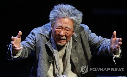 최불암 연기 내공 고스란히 연극으로(서울=연합뉴스) 류효림 기자 = 배우 최불암이 17일 오후 서울 서초구 서초동 예술의전당 자유소극장에서 열린 연극 '바람 불어 별이 흔들릴 때' 프레스 리허설에서 열연하고 있다. 2018.4.17ryousanta@yna.co.kr(끝)