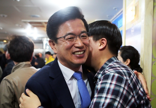 경선 승리 축하받는 허태정