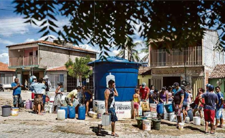 브라질 북동부 지역 주민들이 식수를 공급받기 위해 길게 줄을 서 있다. [브라질 일간지 폴랴 지 상파울루]