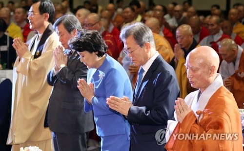 평화 기원하는 문 대통령(서울=연합뉴스) 배재만 기자 = 문재인 대통령과 부인 김정숙 여사가 17일 오후 서울 강남구 그랜드 인터컨티넨탈 서울파르나스 그랜드볼룸에서 열린 한반도 안정과 평화를 위한 기원 법회에서 합장하며 평화를 기원하고 있다. 2018.4.17