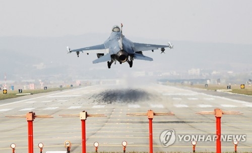 지난 2일 오산기지에 착륙하는 미 공군 F-16 전투기