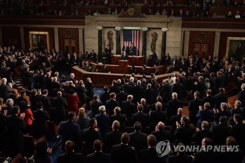 마크롱 프랑스 대통령의 연설에 박수치는 미국 의원들