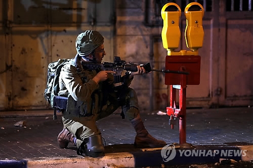 팔레스타인 시위대에 발포하는 이스라엘 군인