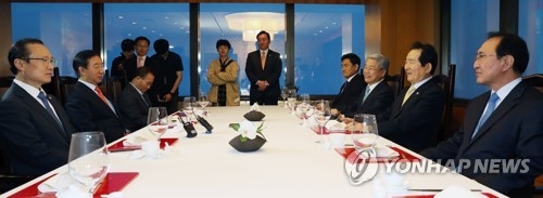 정의장·여야 원내대표 만찬… 추경처리 시기 논의0