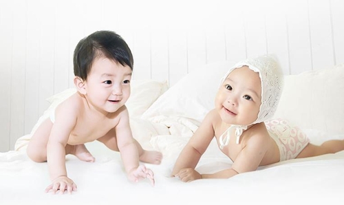 기저귀를 착용한 아기들