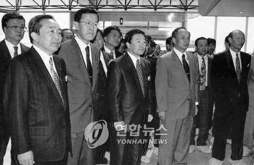 1995년 전북 이리시 제 2공단에서 열린 LG화학 이리의 약품공장 준공식에 참석한 구본무 회장(가운데). 