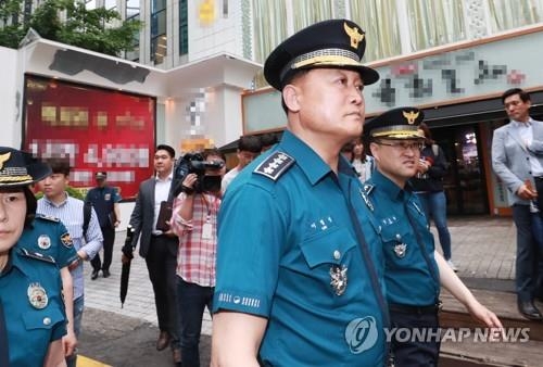 발걸음 돌리는 이철성 경찰청장