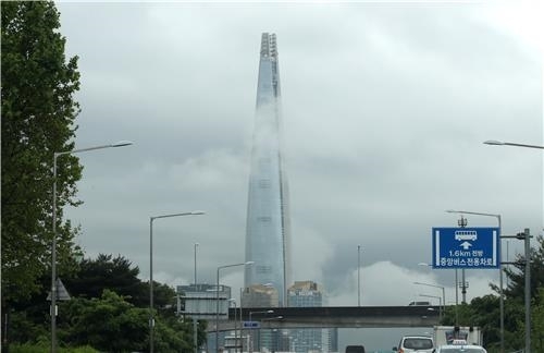 롯데월드타워에 구름이 내려와 걸려 있네요. /임헌정