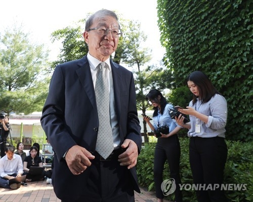 (성남=연합뉴스) 홍기원 기자 = 양승태 전 대법원장이 1일 오후 경기도 성남시 자택 인근에서 재임 시절 일어난 법원행정처의 '재판거래'파문과 관련해 입장을 밝힌 후 퇴장하고 있다. 2018.6.1xanadu@yna.co.kr
