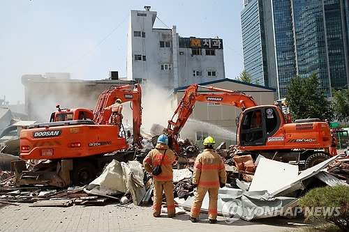 '붕괴' 용산 상가 건물 잔해 정리 작업(서울=연합뉴스) 홍해인 기자 = 3일 낮 12시 35분께 서울 용산구 한강로 2가 4층짜리 상가 건물이 무너졌다. 건물 붕괴 현장에서 119구조대원들이 잔해 정리 작업을 벌이고 있다. 2018.6.3hihong@yna.co.kr(끝)