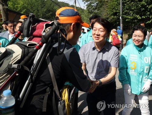 도봉산에서 유세하는 안철수 후보(서울=연합뉴스) 최재구 기자 = 바른미래당 안철수 서울시장 후보가 3일 서울 도봉산 입구에서 주말을 맞아 산을 찾은 시민들을 만나 인사하며 지지를 호소하고 있다. 2018.6.3jjaeck9@yna.co.kr