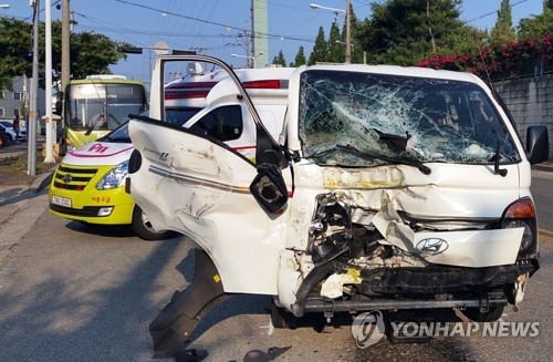 완주서 버스와 트럭 충돌…10명 부상