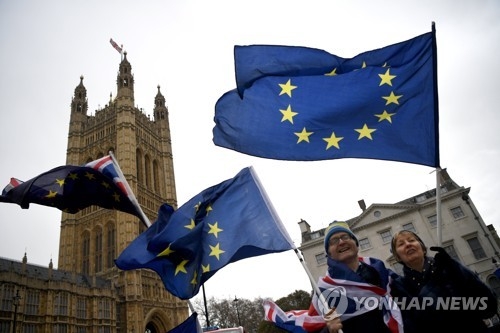 지난 3월29일 브렉시트 반대자들이 영국 의회 앞에서 EU 깃발을 흔드는 모습. [EPA=연합뉴스] 