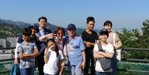 안산 둘레길 산책한 레인보우 합창단원, 학부모들