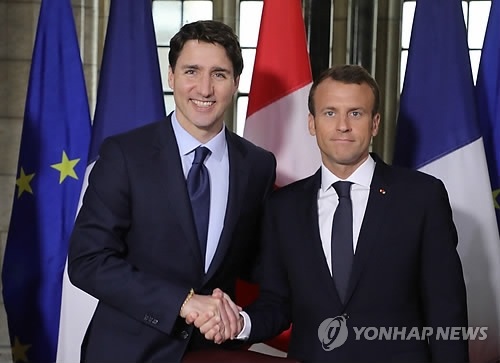 주요 7개국(G7) 정상회의 참석을 위해 캐나다를 방문한 에마뉘엘 마크롱 프랑스 대통령(오른쪽)이 6일(현지시간) 오타와에서 쥐스탱 트뤼도 캐나다 총리와 악수를 하는 모습[AFP=연합뉴스]